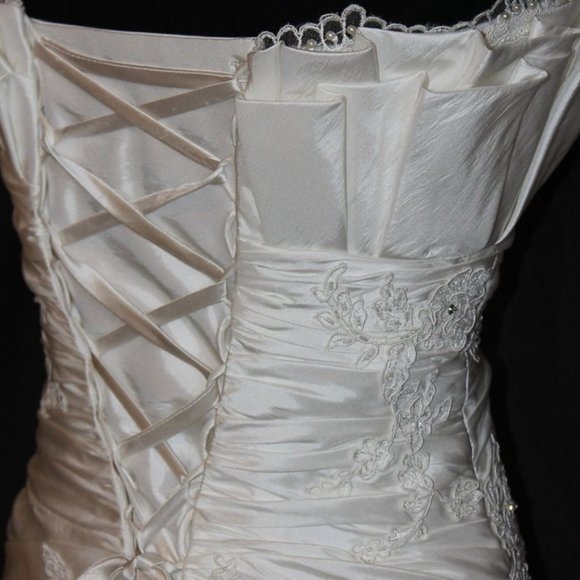 *HP SPECIAL PRICE* Stunning Ivory Strapless Wedding Gown/Shawl/Purse Size 4 - Picture 3 of 9